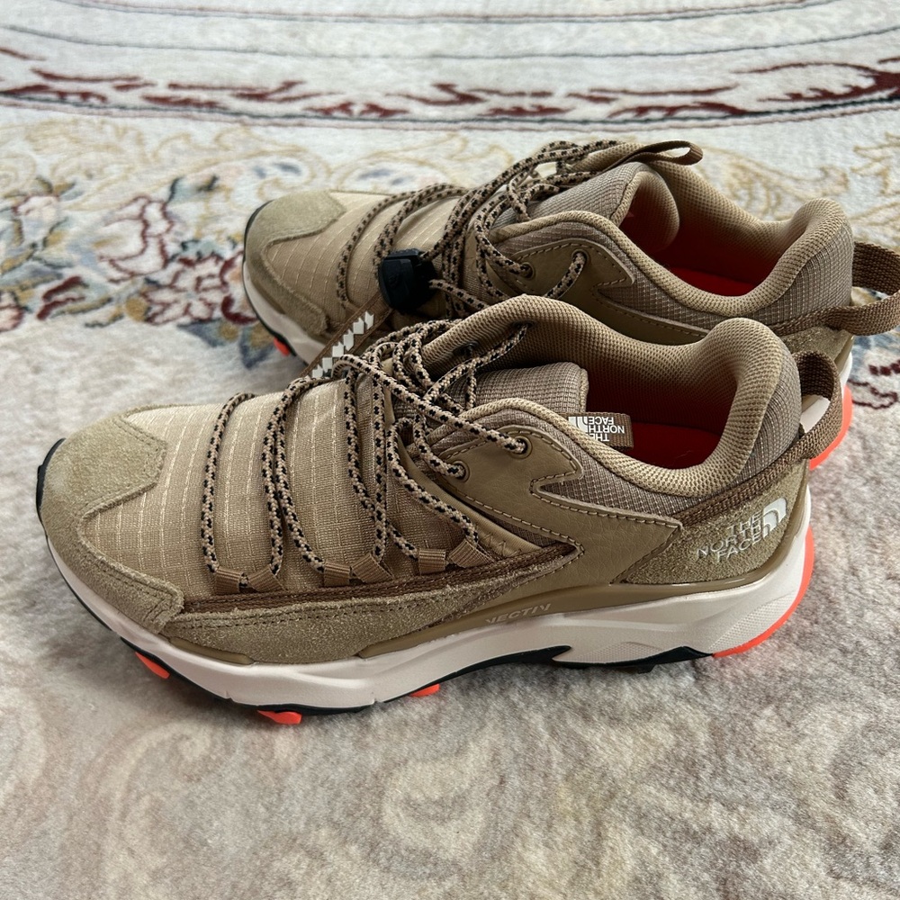 The North Face Vectiv Taraval Tech hiking sneaker in khaki/stone women’s 5